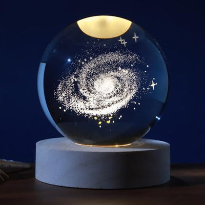 I-TOTAL®- Sfera di vetro 3D con LED RGB effetto sul soffitto, luce notturna per bambini, lampada da notte con base in legno, tema fantasy, decorazione in cristallo disegno (GALASSIA)